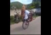 Andando de 1 roda na bicicleta com cachorro na garupa